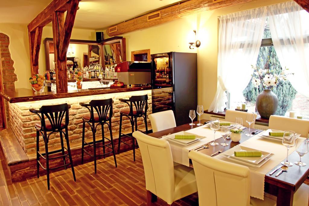 Barock Restaurant&Pension Topoľčany Extérieur photo